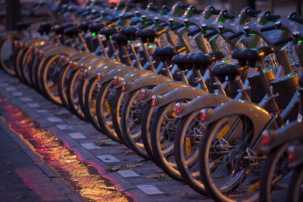 france, ile de france, paris, 14e arrondissement, nuit, matin, alignement de velib, avenue du maine, 

Date : decembre 2012