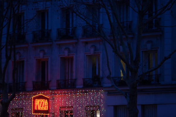 france, ile de france, paris, 14e arrondissement, nuit, matin, avenue du maine, pizzeria, enseigne lumineuse, 

Date : decembre 2012