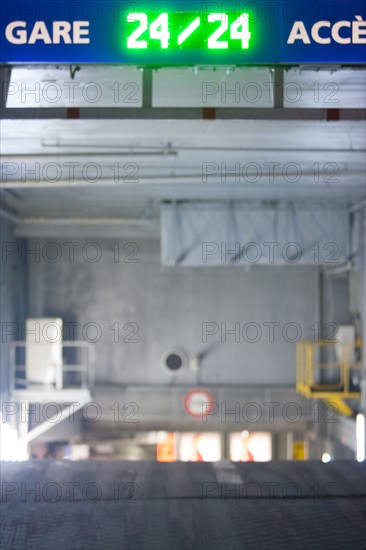 Entrée du parking, rue du Commandant Mouchotte à Paris