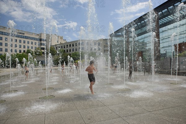 France, ile de france, paris, 15e arrondissement, parc andre citroen, jardin, jets d'eau, ete, enfants, ados, jeux d'eau, serres, ballon air de paris, 
Date : 2011-2012