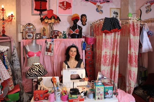 France, ile de france, paris, 18e arrondissement, 47 bis rue d'orsel, le boudoir de marie, boputique de lingerie sexy decalee, pin up, fifties, marie cazenave, 
Date : 2011-2012