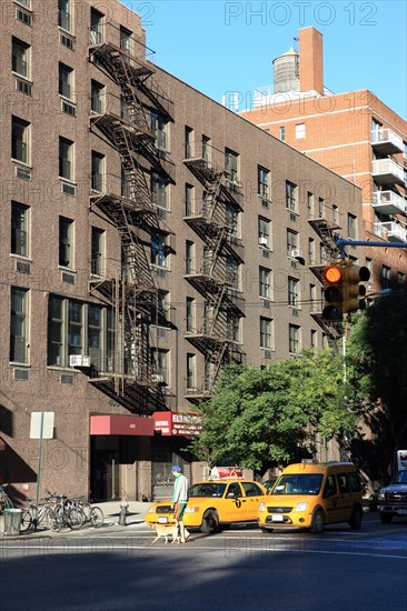 usa, state of New York, NYC, Manhattan, escaliers, mur, taxis jaunes, cabs, rue, passant avec un chien,