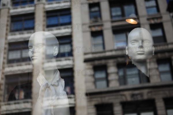 usa, state of New York, NYC, Manhattan, Soho, reflets dans une vitrine de magasin,