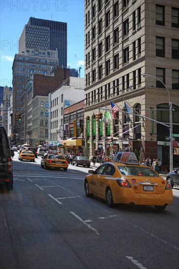 usa, state of New York, NYC, Manhattan, Soho, howard street, Broadway, taxis, buildings, magasins,