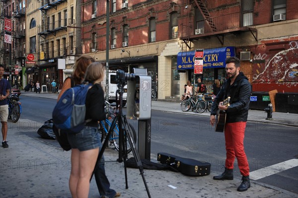 usa, state of New York, NYC, Manhattan, Soho, chanteur de rue,