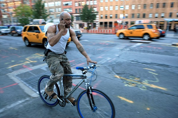 usa, state of New York, NYC, Manhattan, east village, 4th avenue, taxi cycliste au telephone, velo,