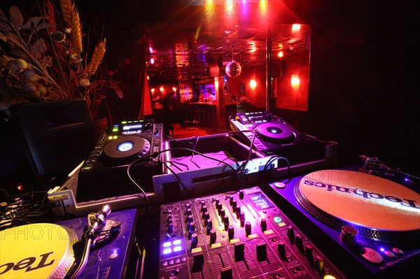 France, ile de france, paris 1er arrondissement, 12 rue sainte anne, nano club, electro, bar, dance, 
Date : 2011-2012