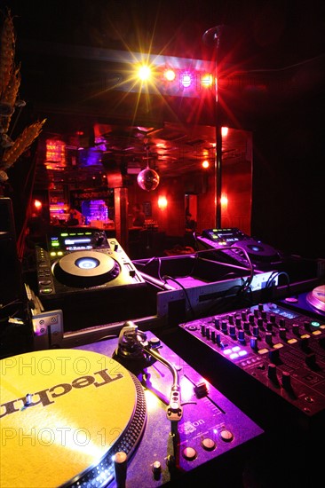 France, ile de france, paris 1er arrondissement, 12 rue sainte anne, nano club, electro, bar, dance, 
Date : 2011-2012