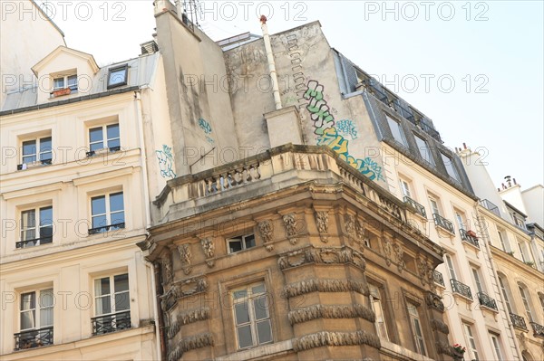 france, region ile de france, paris 1er arrondissement, rue saint honore no111, angle de la rue de l'arbre sec, fontaine de la croix du trahoir, 
Date : 2011-2012