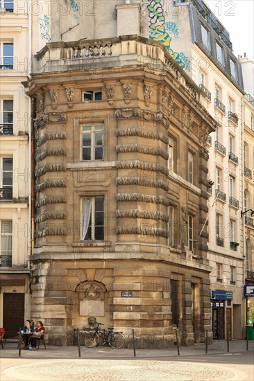 france, region ile de france, paris 1er arrondissement, rue saint honore no111, angle de la rue de l'arbre sec, fontaine de la croix du trahoir, 
Date : 2011-2012