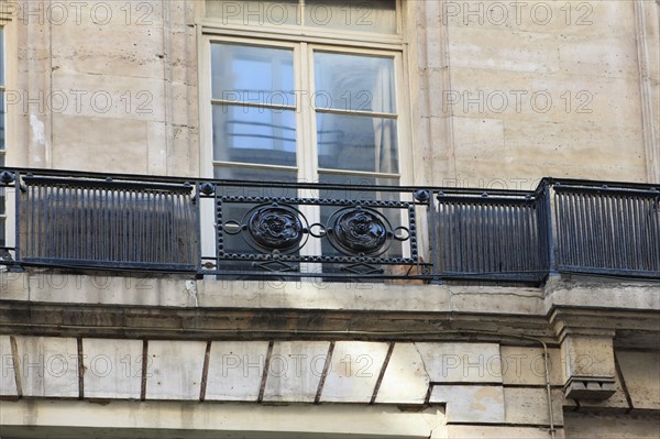 france, region ile de france, paris 2e arrondissement, rue tiquetonne no31, facade immeuble, detail du balcon, ferronnerie, 
Date : 2011-2012