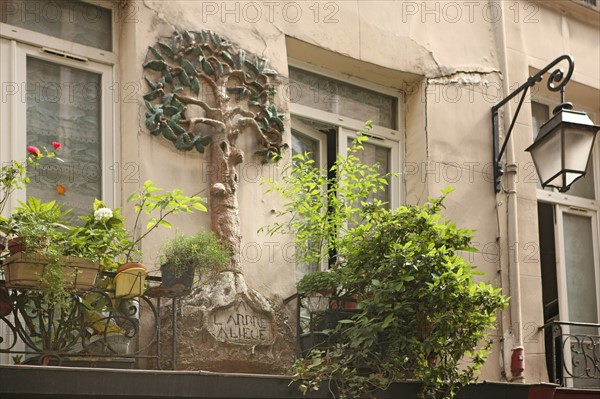 France, ile de france, paris 2e arrondissement, metro etienne marcel, 10 rue tiquetonne, l'arbre a liege, decor sur une facade,
Date : 2011-2012