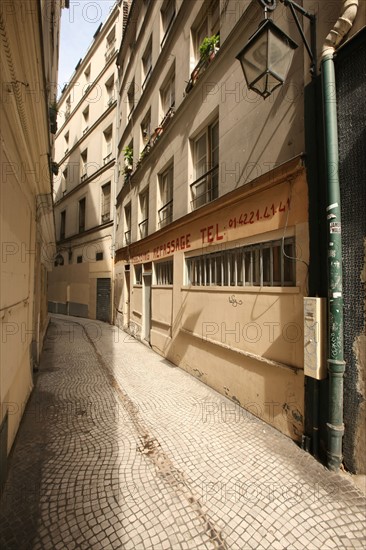 France, ile de france, paris 2e arrondissement, etienne marcel, passage de la trinite, paves, 
Date : 2011-2012