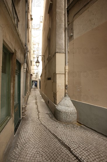 France, ile de france, paris 2e arrondissement, etienne marcel, passage de la trinite, paves, 
Date : 2011-2012