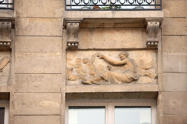 France, ile de france, paris 3e arrondissement, le marais, 137 rue vieille du temple, detail de bas reliefs en facade d'un immeuble, sculpture, 
Date : 2011-2012