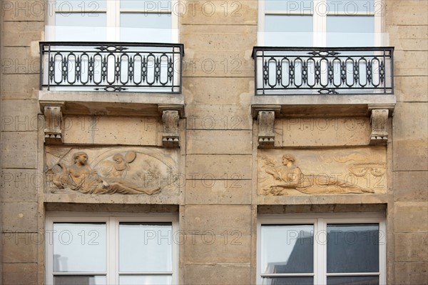 France, ile de france, paris 3e arrondissement, le marais, 137 rue vieille du temple, detail de bas reliefs en facade d'un immeuble, sculpture, 
Date : 2011-2012