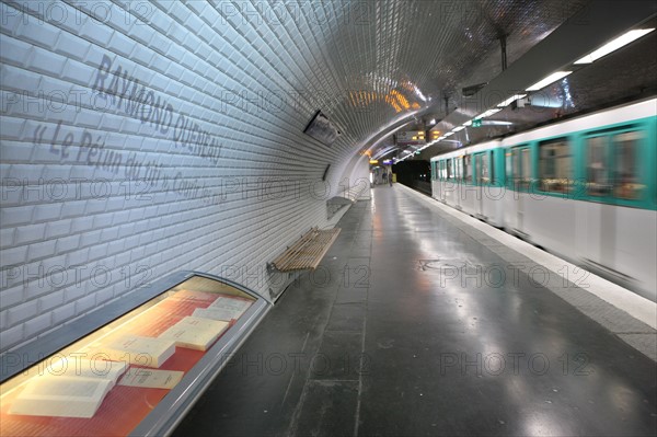 France, ile de france, paris 6e arrondissement, station de metro saint germain des pres, quai, transport urbain, projections murales, litterature, 
Date : 2011-2012