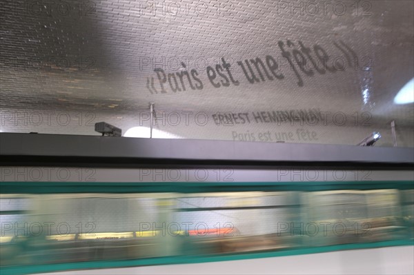 France, ile de france, paris 6e arrondissement, station de metro saint germain des pres, quai, transport urbain, projections murales, litterature, 
Date : 2011-2012