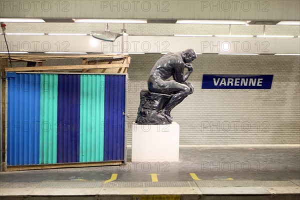 France, ile de france, paris, 7e arrondissement, station de metro varenne, statues, sculpture d'auguste rodin, le penseur, 
Date : 2011-2012