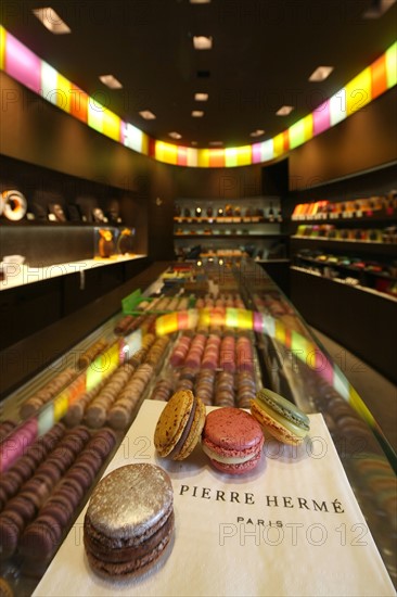 France, ile de france, paris 1er arrondissement, 6 rue cambon, boutique pierre herme, macarons, chocolat, patisserie,
Date : 2011-2012