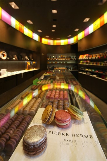 France, ile de france, paris 1er arrondissement, 6 rue cambon, boutique pierre herme, macarons, chocolat, patisserie, 
Date : 2011-2012