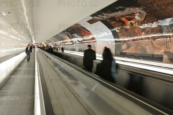 France, ile de france, paris, 15e arrondissement, metro, station montparnasse bienvenue, tapis roulant, couloir, 
Date : 2011-2012