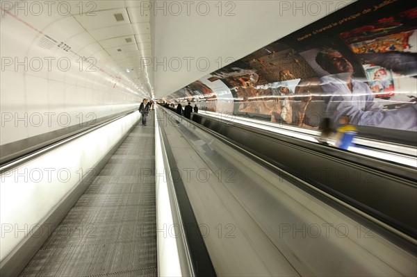 France, ile de france, paris, 15e arrondissement, metro, station montparnasse bienvenue, tapis roulant, couloir, 
Date : 2011-2012