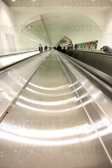 France, ile de france, paris, 15e arrondissement, metro, station montparnasse bienvenue, tapis roulant, couloir, 
Date : 2011-2012