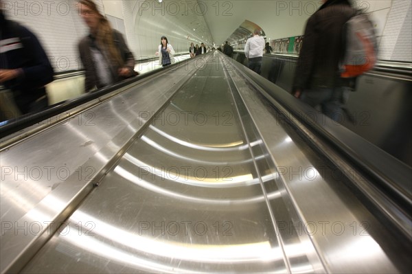 France, ile de france, paris, 15e arrondissement, metro, station montparnasse bienvenue, tapis roulant, couloir, 
Date : 2011-2012