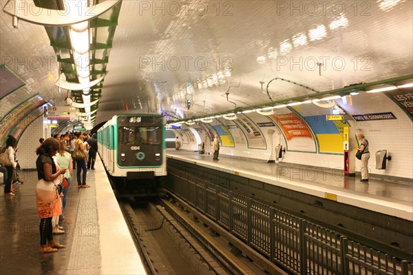 France, ile de france, paris, 18e arrondissement, metro ligne 4, porte de clignanourt,
Date : 2011-2012