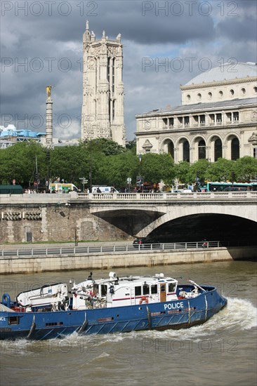 France, ile de france, paris 1er arrondissement, place du chatelet vue depuis la rive d'en face, Seine colonne, theatre de la ville, tour saint jacques, navire de police, 
Date : 2011-2012