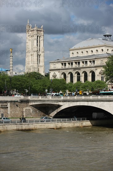 France, ile de france, paris 1er arrondissement, place du chatelet vue depuis la rive d'en face, Seine colonne, theatre de la ville, tour saint jacques, 
Date : 2011-2012