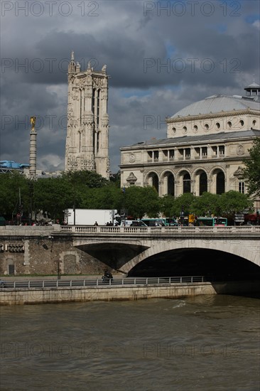 France, ile de france, paris 1er arrondissement, place du chatelet vue depuis la rive d'en face, Seine colonne, theatre de la ville, tour saint jacques, 
Date : 2011-2012