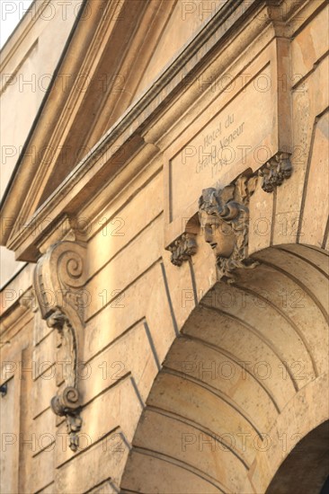 France, ile de france, paris 3e arrondissement, le marais, 60 rue de turenne, facade sur rue et portail de l'hotel grand veneur, hotel particulier,
Date : 2011-2012