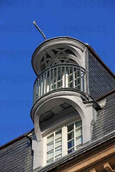 France, ile de france, paris 3e arrondissement, le marais, 79 rue du temple, hotel de montmort, facade sur cour, lucarne a poulie, 
Date : 2011-2012