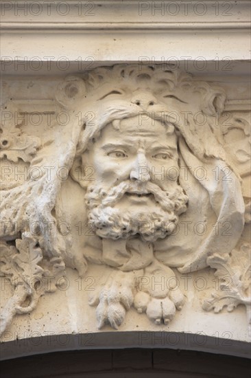 Mascaron de la porte d'entrée de l'immeuble 12 rue de Jouy à Paris