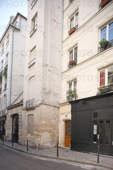 France, ile de france, paris, 4e arrondissement, marais, rue des blancs manteaux, pres de la rue des archives, porte empechant un magasin triangulaire, 
Date : 2011-2012