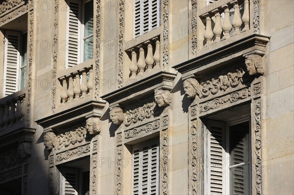 France, ile de france, paris 4e arrondissement, le marais, angle de la rue des archives et de la rue rambuteau, detail facade d'angle, ornements, mascarons, sculptures, 
Date : 2011-2012