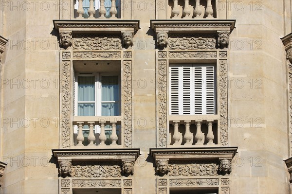 France, ile de france, paris 4e arrondissement, le marais, angle de la rue des archives et de la rue rambuteau, detail facade d'angle, ornements, mascarons, sculptures, 
Date : 2011-2012