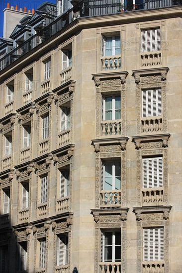 France, ile de france, paris 4e arrondissement, le marais, angle de la rue des archives et de la rue rambuteau, detail facade d'angle, ornements, mascarons, sculptures, 
Date : 2011-2012