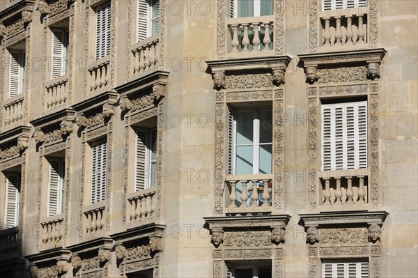 France, ile de france, paris 4e arrondissement, le marais, angle de la rue des archives et de la rue rambuteau, detail facade d'angle, ornements, mascarons, sculptures, 
Date : 2011-2012