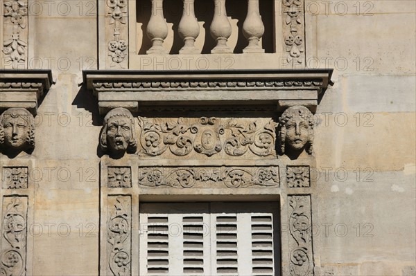 France, ile de france, paris 4e arrondissement, le marais, angle de la rue des archives et de la rue rambuteau, detail facade d'angle, ornements, mascarons, sculptures, 
Date : 2011-2012