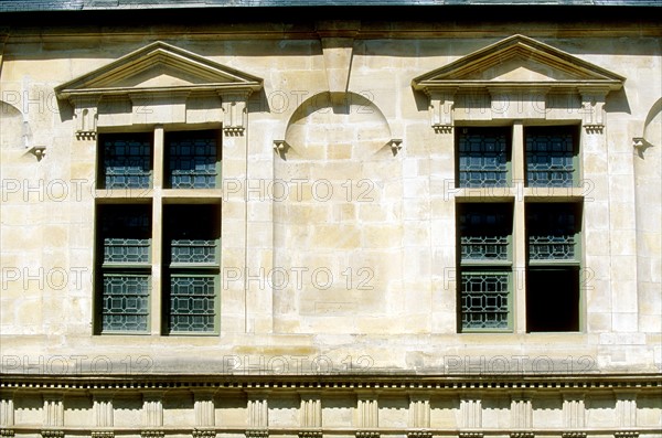 France, ile de france, paris, le marais, 4e arrondissement, 4 rue chapon hotel passart dit aussi jean bart, hotel particulier, facade sur cour, detail fenetres
Date : 2011-2012