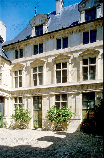 France, ile de france, paris, le marais, 3e arrondissement, 4 rue chapon hotel passart dit aussi jean bart, hotel particulier, facade sur cour, 
Date : 2011-2012