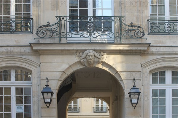 France, ile de france, paris 3e arrondissement, le marais, 79 rue du temple, hotel de montmort, facade sur cour, detail fronton, 
Date : 2011-2012