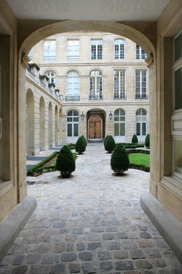 France, ile de france, paris 3e arrondissement, le marais, 79 rue du temple, hotel de montmort, deuxieme cour, 
Date : 2011-2012