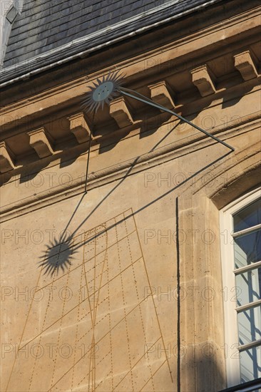 France, ile de france, paris 3e arrondissement, le marais, 79 rue du temple, hotel de montmort, facade sur cour, detail meridienne, cadran solaire, 
Date : 2011-2012