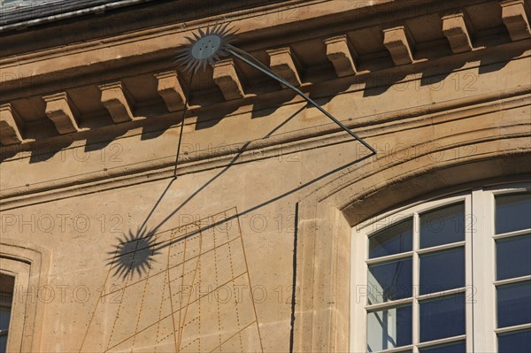 France, ile de france, paris 3e arrondissement, le marais, 79 rue du temple, hotel de montmort, facade sur cour, detail meridienne, cadran solaire, 
Date : 2011-2012