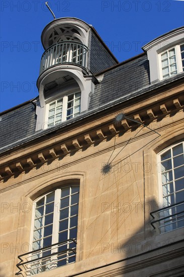 France, ile de france, paris 3e arrondissement, le marais, 79 rue du temple, hotel de montmort, facade sur cour, detail meridienne, cadran solaire, lucarne a poulie, 
Date : 2011-2012