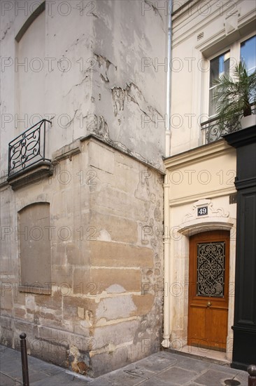 France, ile de france, paris, 4e arrondissement, marais, rue des blancs manteaux, pres de la rue des archives, porte empechant un magasin triangulaire, 
Date : 2011-2012